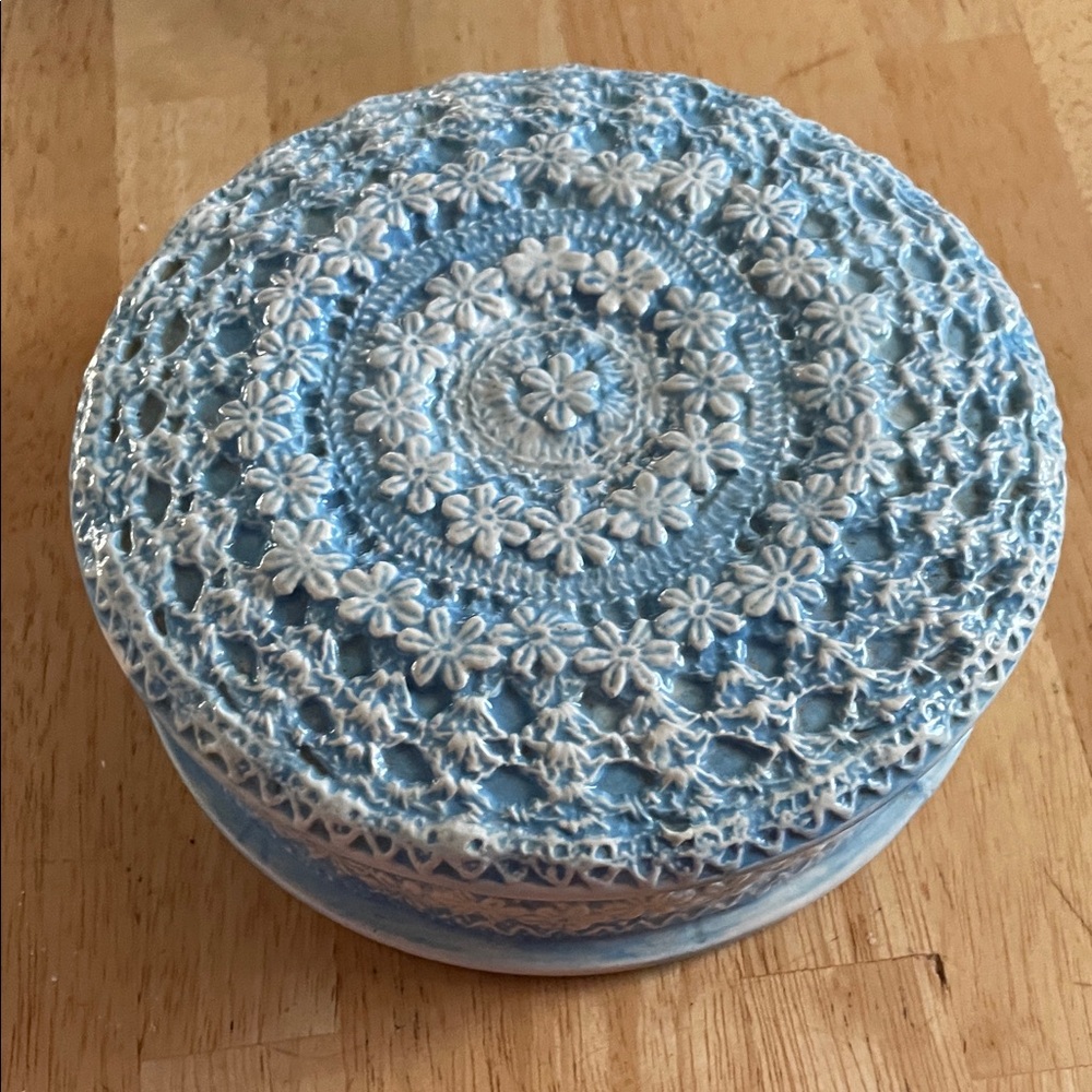 Artisan Blue and White Floral Ceramic Box Vintage - Picture 7 of 8